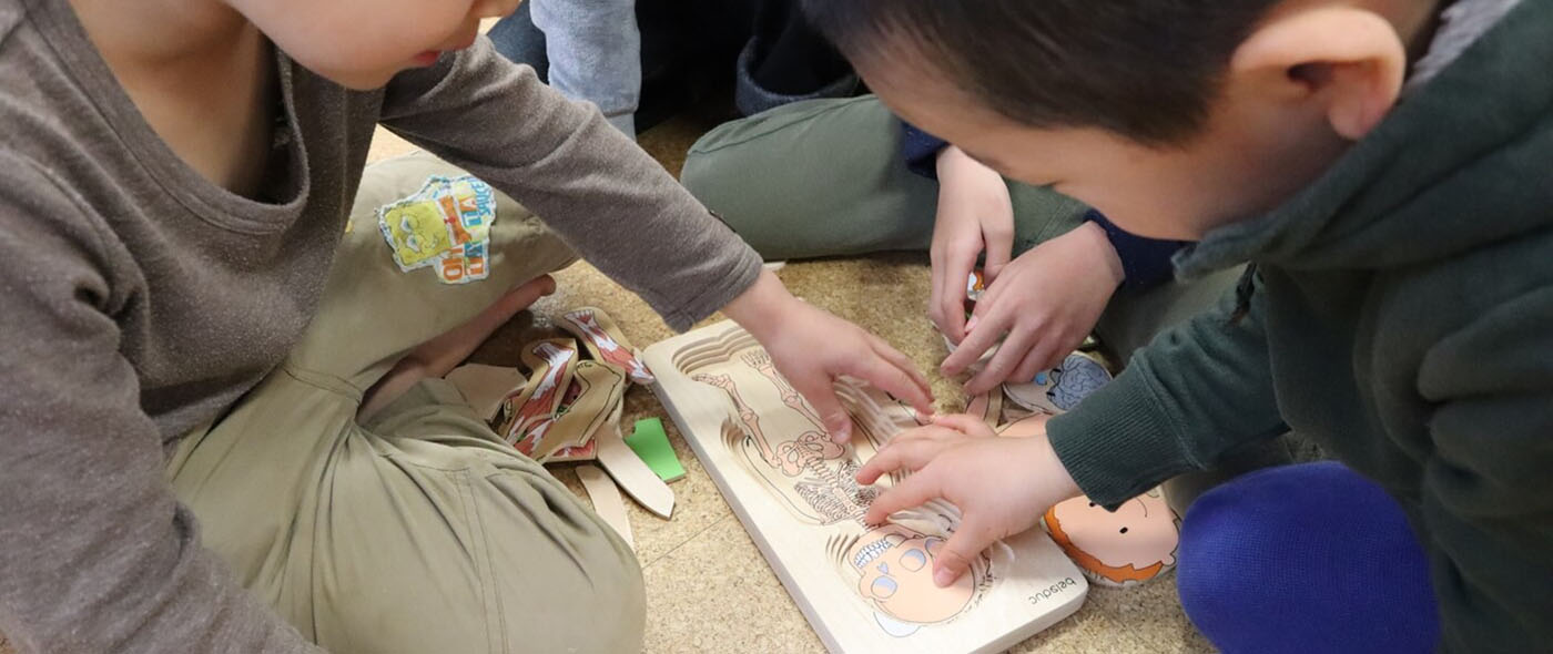 子どもがパズルをして勉強している