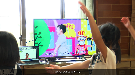 こども食堂でダンスをする子どもたち こども食堂でダンスをする子どもたち