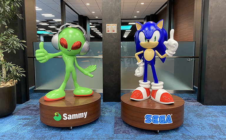 セガサミーグループキャラクターのスタチュー 左から「エイリやん」、「ソニック・ザ・ヘッジホッグ」 セガサミーグループキャラクターのスタチュー 左から「エイリやん」、「ソニック・ザ・ヘッジホッグ」