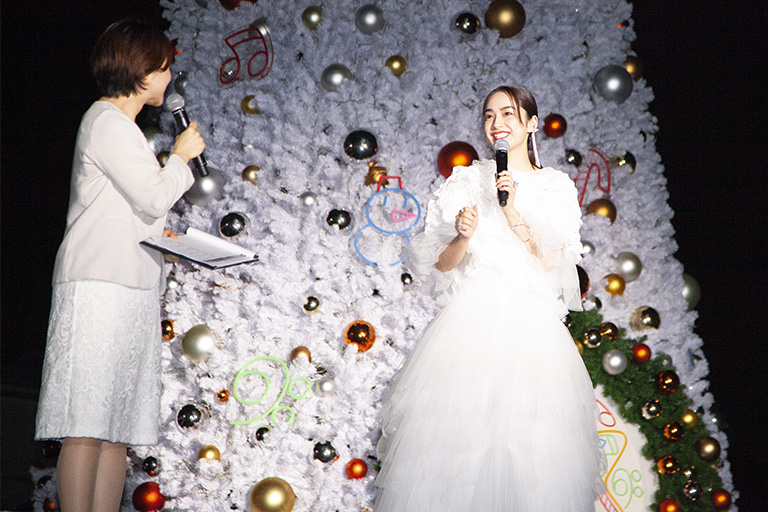 真っ白なドレスの平祐奈さん 真っ白なドレスの平祐奈さん