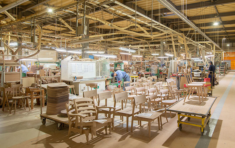 見学するHIDA工場内部の様子 見学するHIDA工場内部の様子