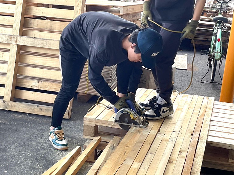 廃棄パレットをテーブルと椅子へ 廃棄パレットをテーブルと椅子へ