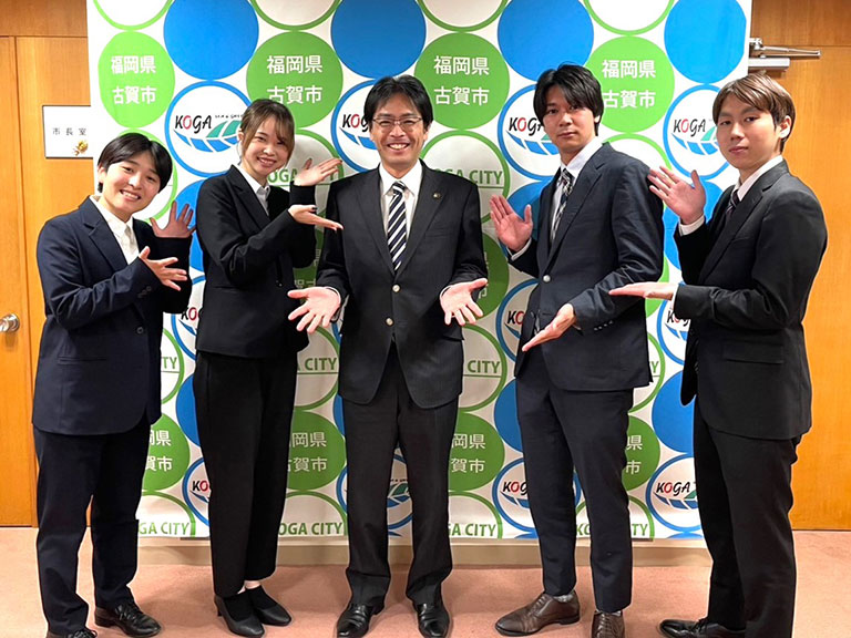 古賀市長と学生代表4名 古賀市長と学生代表4名