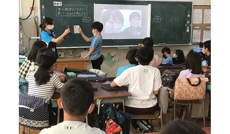 学校ブックオフを受講する小学生の様子 学校ブックオフを受講する小学生の様子
