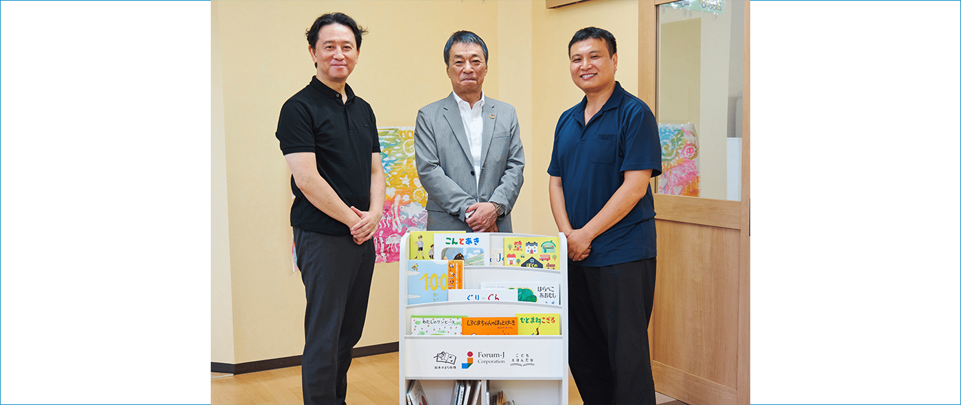 審査員と採択された5チームの集合写真 審査員と採択された5チームの集合写真