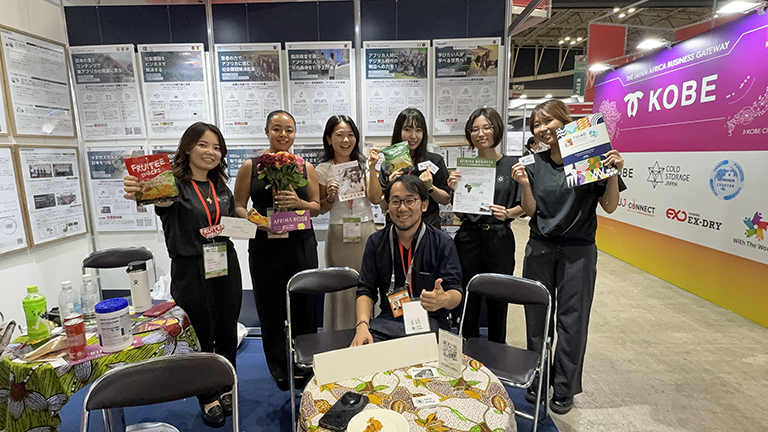 現役インターン・卒業生と創り上げたTICAD9でのアクセルアフリカブース 現役インターン・卒業生と創り上げたTICAD9でのアクセルアフリカブース