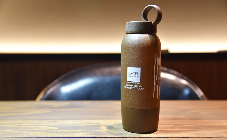国産の間伐材を使った日本初のエコボトル「森のマイボトル」を全室に