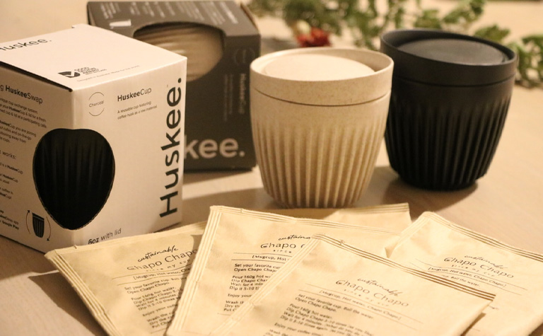 飲んだ後に再利用できるコーヒーバッグと、コーヒー殻で作られた